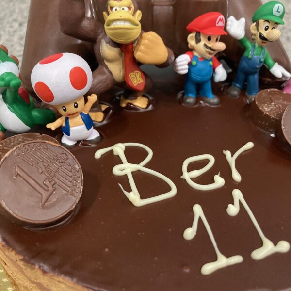 tarta cumpleaños de chocolate y bizcocho con Mario Bros