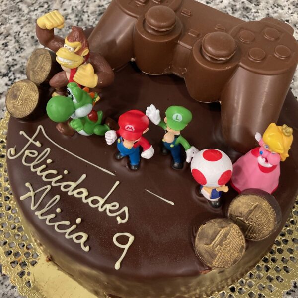 tarta cumpleaños de chocolate y bizcocho con Mario Bros