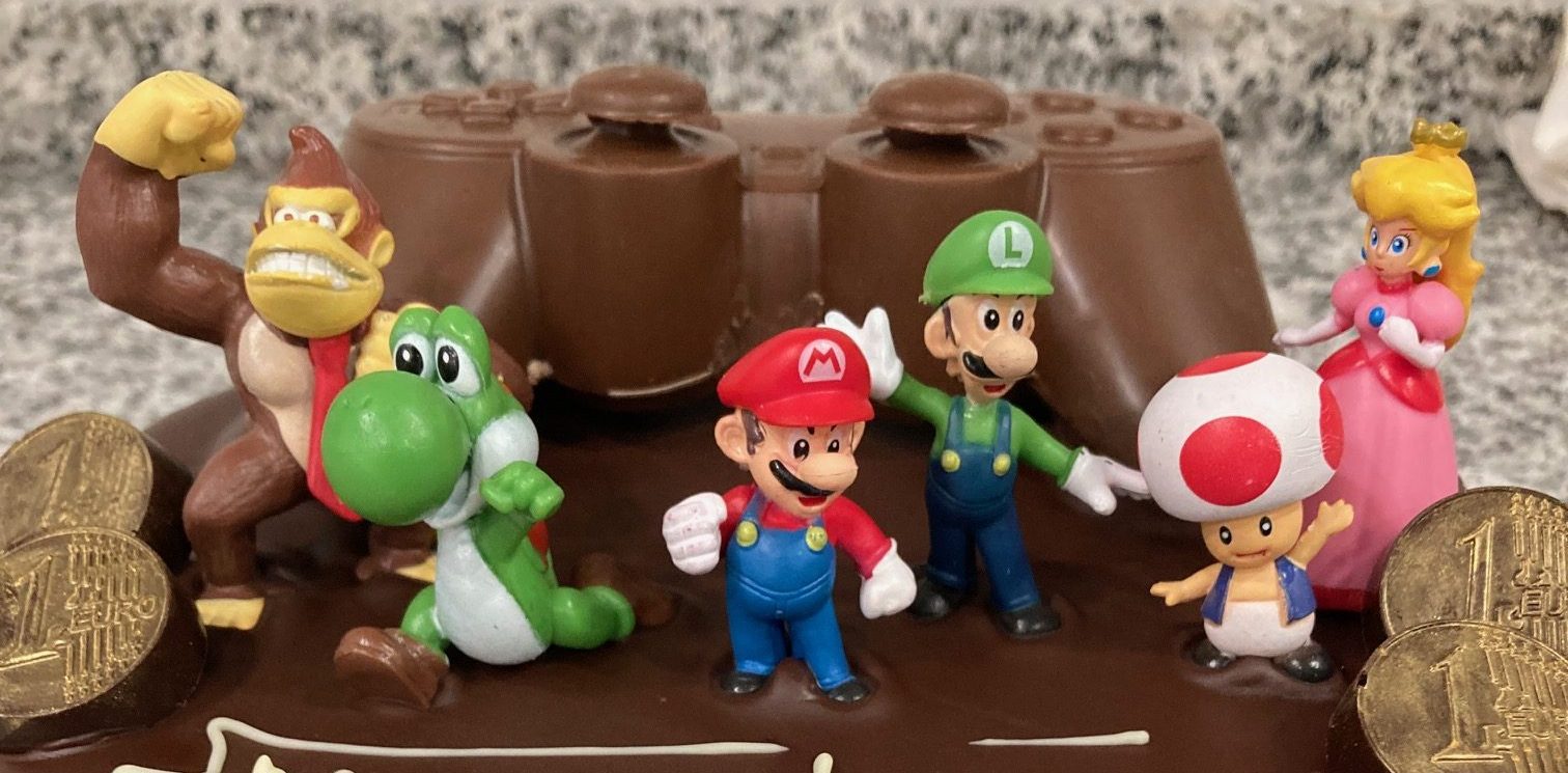 tarta cumpleaños de chocolate y bizcocho con Mario Bros