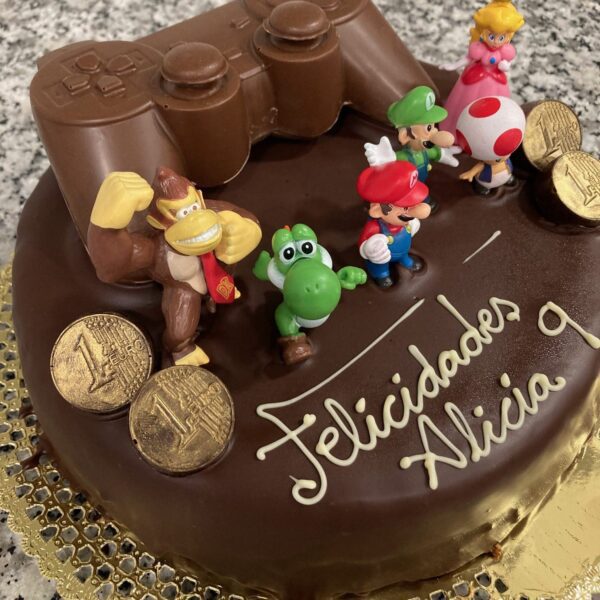 tarta cumpleaños de chocolate y bizcocho con Mario Bros