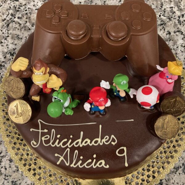 tarta cumpleaños de chocolate y bizcocho con Mario Bros